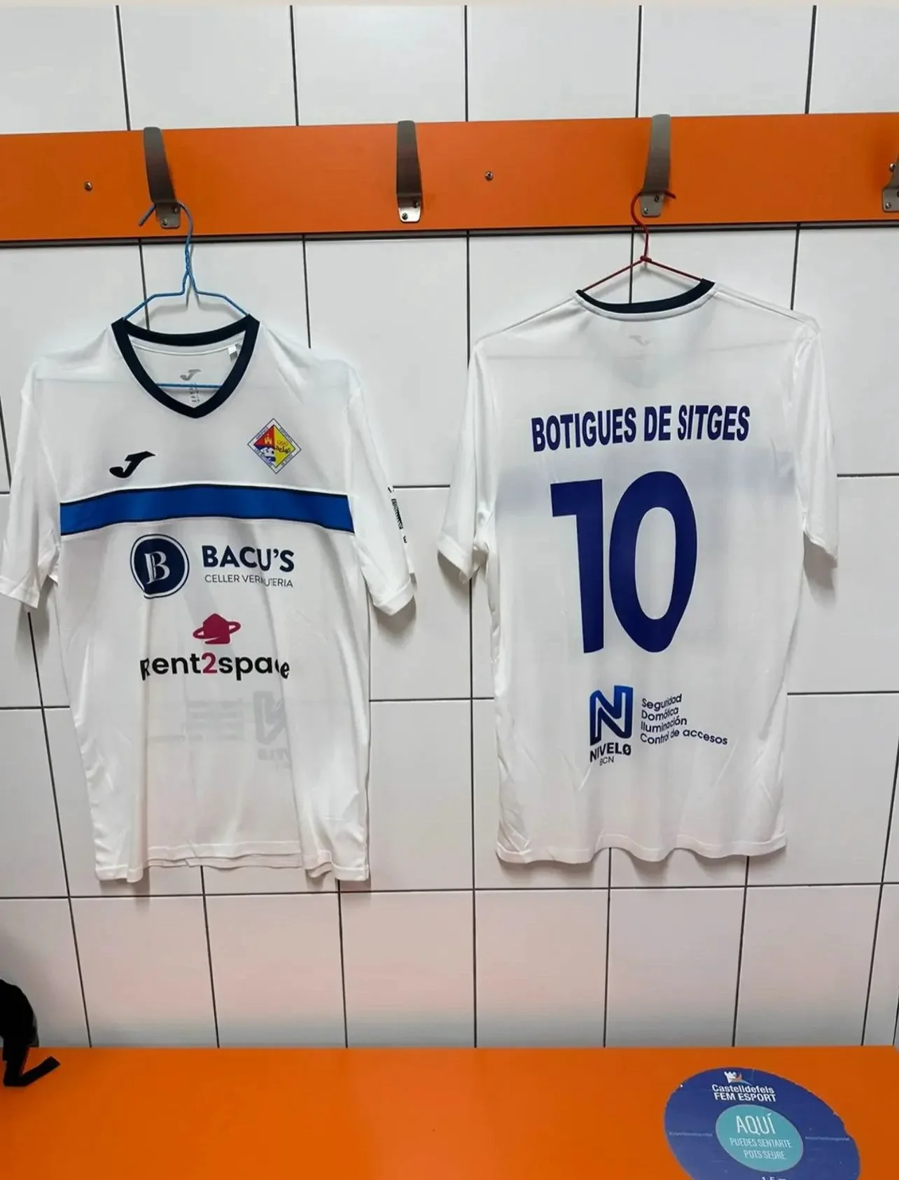 Camiseta del A.E. Les Botigues de Sitges con el patrocinio de Pneumàtics A. Pérez