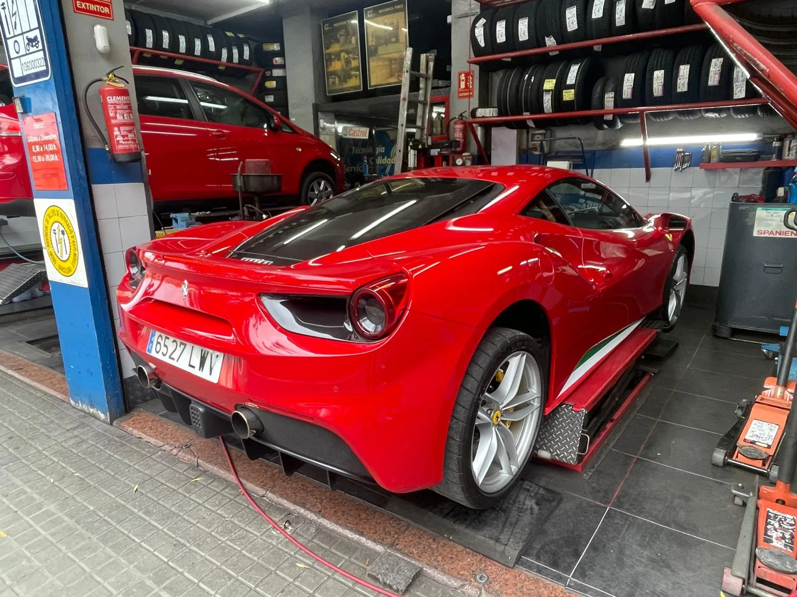 Ferrari 488 en el taller