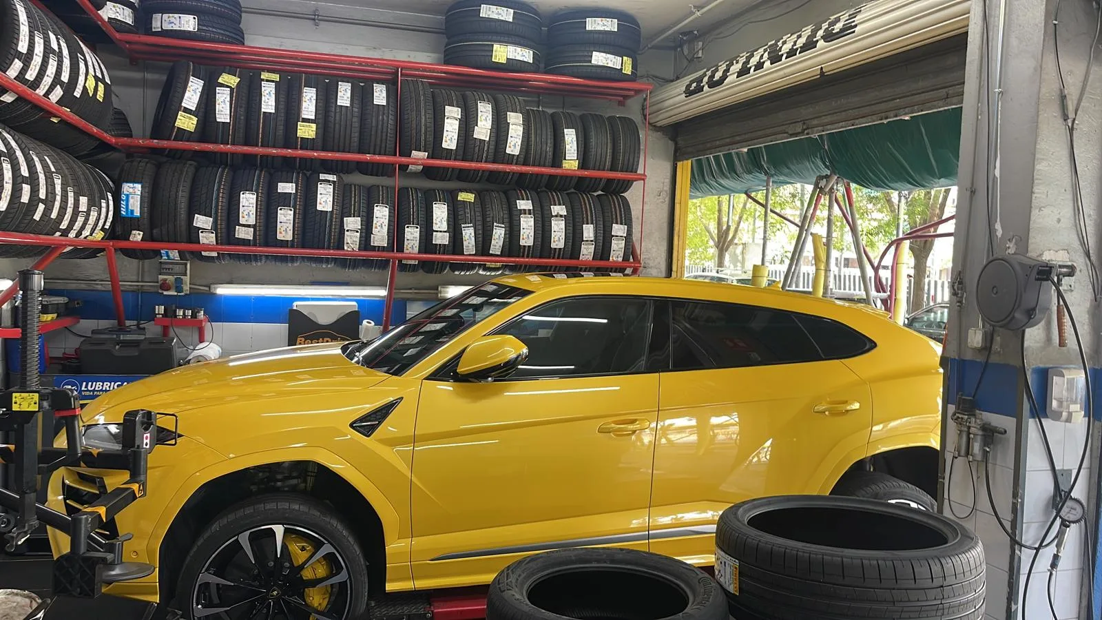 Lamborghini Urus en Pneumàtics A. Pérez