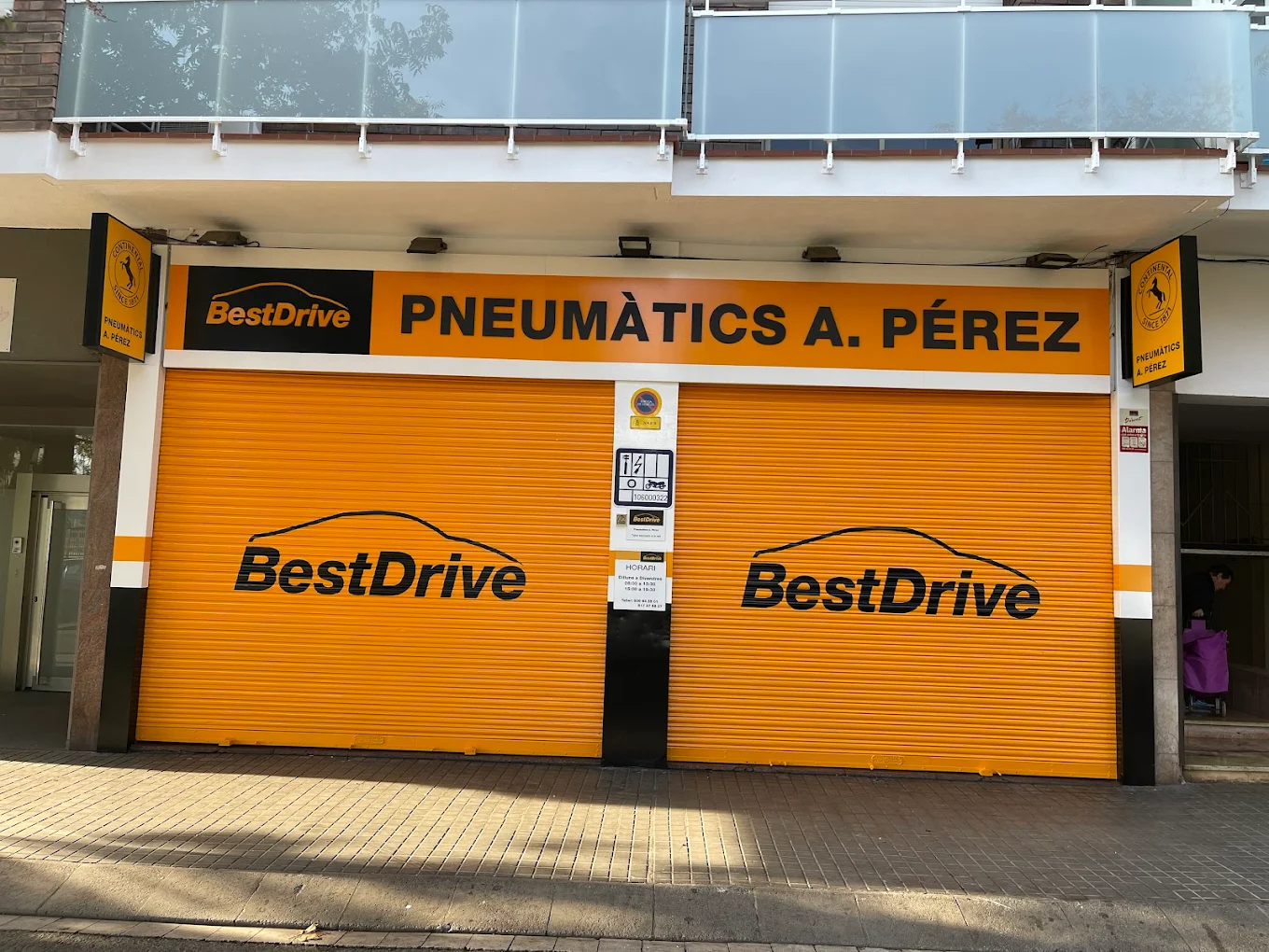 Fachada de Pneumàtics A. Pérez en Castelldefels