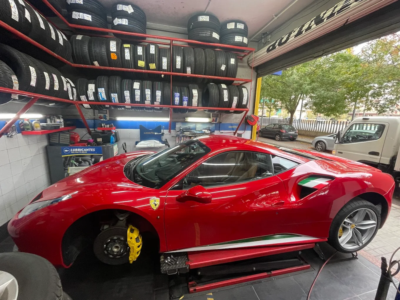 Ferrari 488 en el taller Pneumàtics A. Pérez