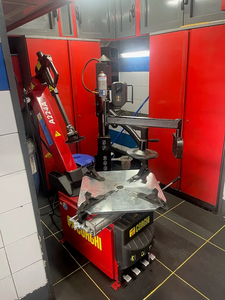 Máquina desmontadora de neumáticos Corghi profesional