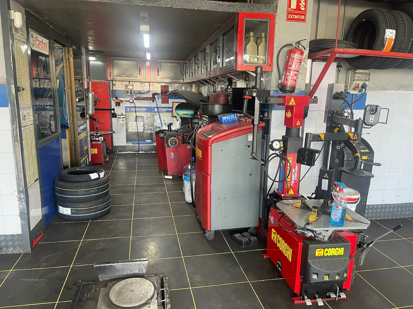 Pasillo del taller con equipamiento profesional