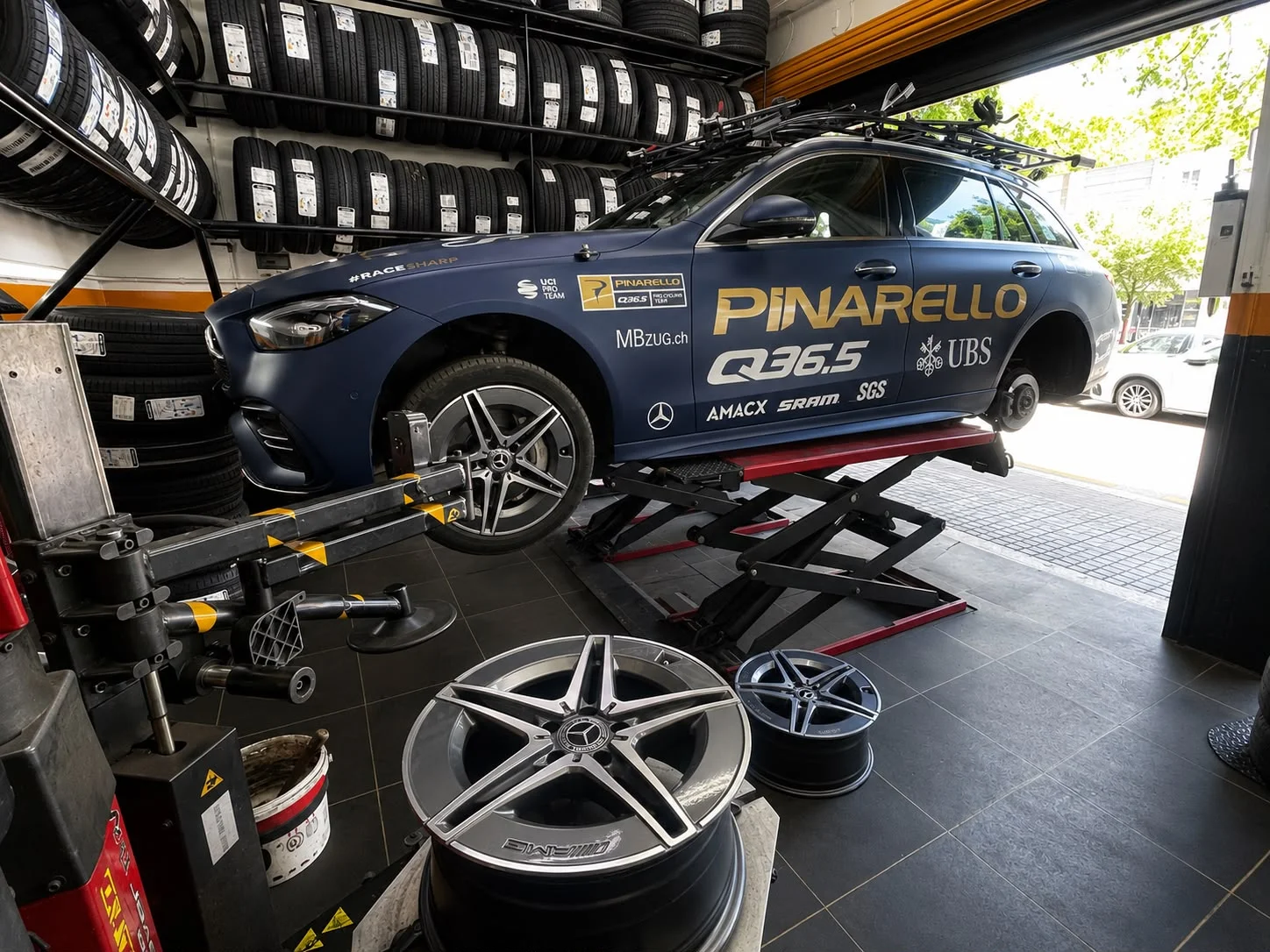 Coche Pinarello Q36.5 en el elevador de Pneumàtics A. Pérez