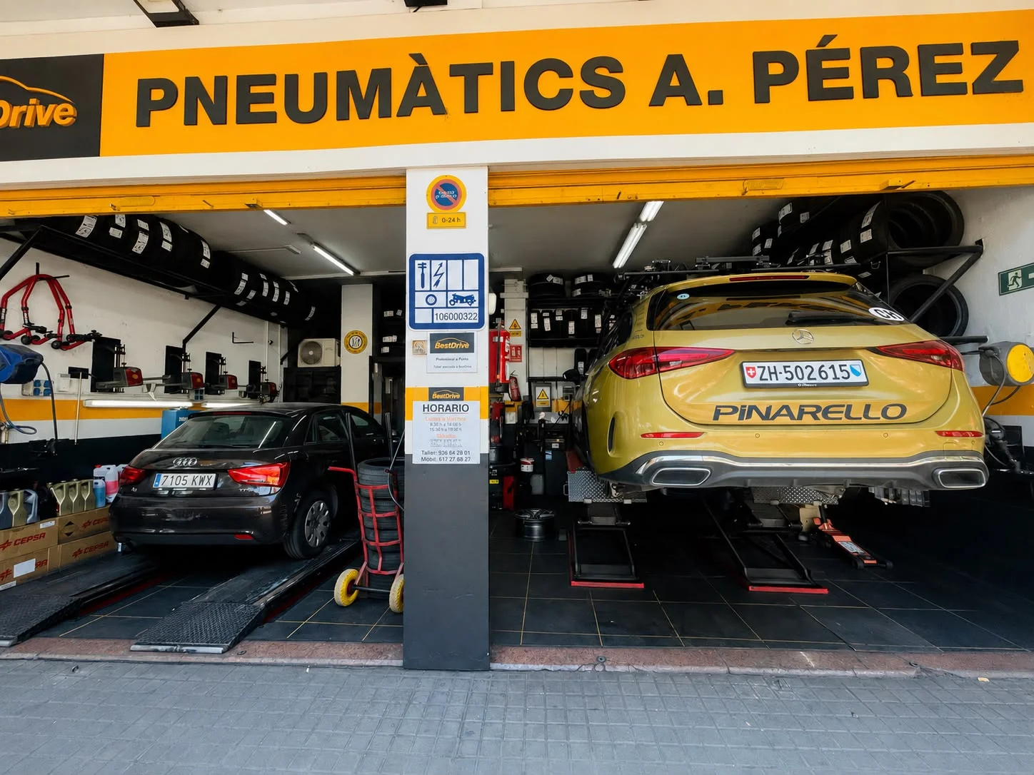 Coche Pinarello amarillo y rótulo Pneumàtics A. Pérez